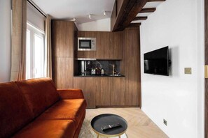 Living area - Studio in the Heart of Paris Montmartre (Paris)