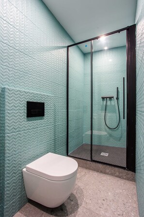 Appartement | Badkamer | Een haardroger, handdoeken, shampoo