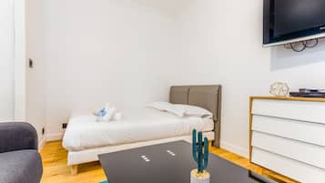1 habitación, tabla de planchar con plancha y ropa de cama
