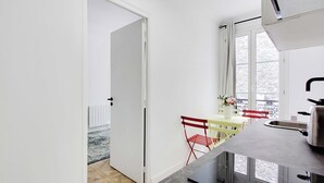 Una cocina compacta con ventana, un lavamanos y una encimera.