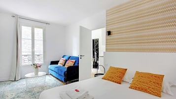 1 habitación, espacio para trabajar con laptop y ropa de cama