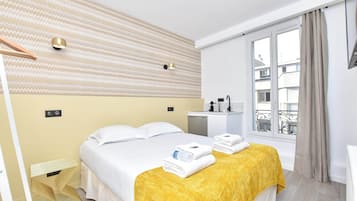 1 habitación, espacio para trabajar con laptop y ropa de cama