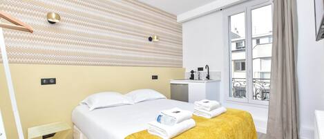 Apartment | 1 bedroom, laptop workspace, bed sheets