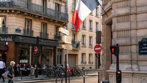 A street scene with a café named 'Perla' and a building with ornate balconies. - Charming Studio - 2P- Javel/tour Eiffel (Paris)