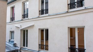 Un edifici de diverses plantes amb façana de pedra i balcons.
