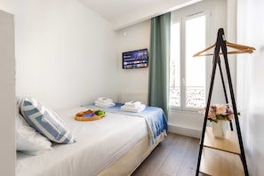 1 bedroom, iron/ironing board, bed sheets - Cosy Room - Tour Eiffel / Champs de Mars (Paris)