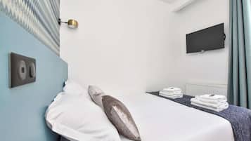 1 habitación, tabla de planchar con plancha y ropa de cama