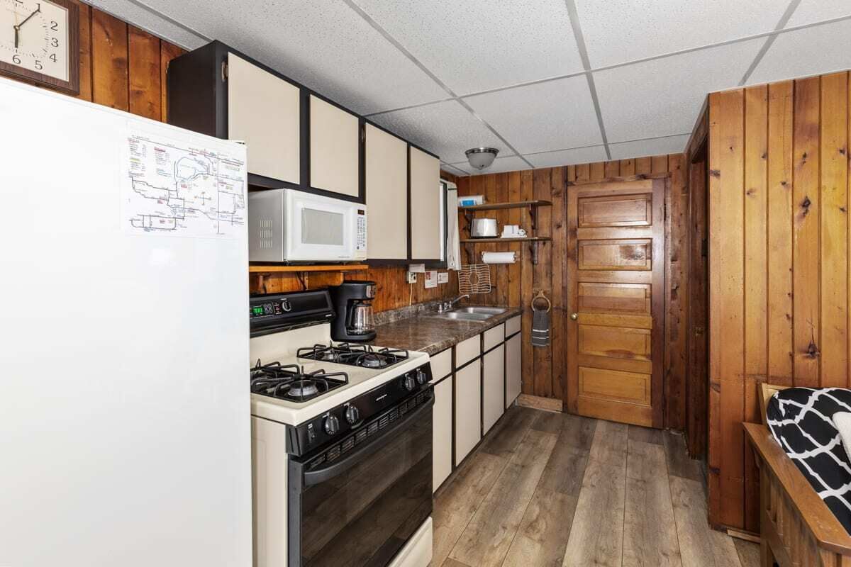 Coffee/tea maker, fridge, microwave, stovetop