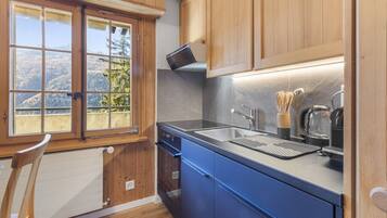 Fridge, oven, coffee/tea maker, toaster