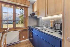 Fridge, oven, coffee/tea maker, toaster