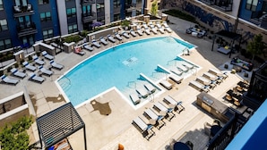 A rooftop pool with lounge chairs and a barbecue area. - Cozy 10BR/BA combined Apartment Near DT Cincinnati (Cincinnati)