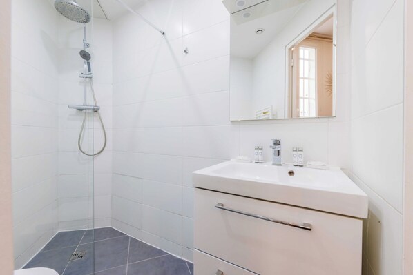 Apartment | Bathroom | Toilet paper - Lovely Studio Near Eiffel Tower (Paris)