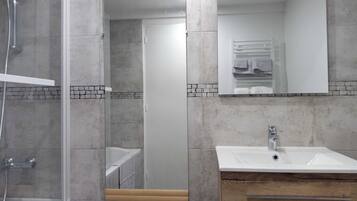 Apartment | Bathroom | Hair dryer, towels, shampoo