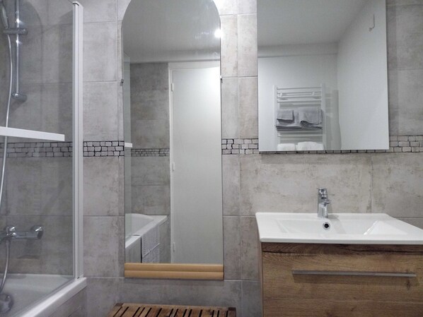 Apartment | Bathroom