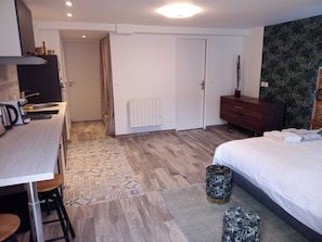 1 bedroom, laptop workspace, iron/ironing board, bed sheets - Modern Studio - 2P - Orly (Orly)