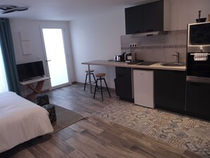 1 habitación y espacio para trabajar con laptop 