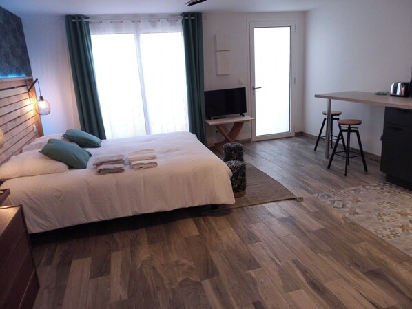 1 habitación y espacio para trabajar con laptop 
