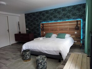 1 bedroom, laptop workspace, iron/ironing board, bed sheets - Modern Studio - 2P - Orly (Orly)