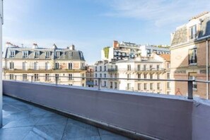 A balcony with a view of historic buildings, a tiled floor, and a railing. - Quiet Studio - 4P - Saint-lambert/tour Eiffel (Paris)