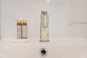 Apartment | Bathroom amenities - Cosy Studio for 2P - Le Bon Marche (Paris)