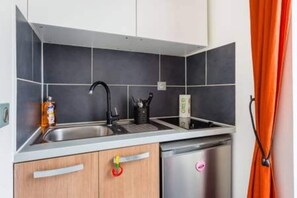 Apartemen | Dapur pribadi | Lemari es, microwave, kompor, dan mesin pembuat kopi/teh