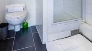 A bathroom with a toilet, a shower, and a tiled floor. - Magnificent Studio - 2P - Pantin (Pantin)