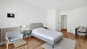 Iron/ironing board, bed sheets - Studio 2p - Avenue Foch (Paris)