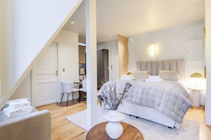 2 Schlafzimmer, laptopgeeigneter Arbeitsplatz, Bügeleisen/Bügelbrett