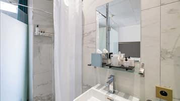 Apartamento | Banheiro | Secador de cabelo, toalhas de banho, shampoo
