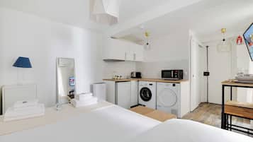 1 habitación y espacio para trabajar con laptop