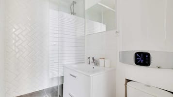 Secador de pelo, toallas, shampoo