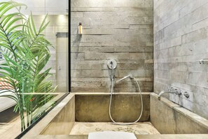 Apartment | Badezimmer | Haartrockner, Handtücher, Shampoo