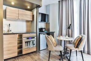 Apartment | Eigene Küche | Wasserkocher mit Kaffee-/Teezubehör, Kühlschrank, Mikrowelle, Ofen