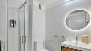 A modern bathroom with a glass shower enclosure, a white toilet, and a vanity with a mirror. - Modern "green Suites" Residence - Meudon/velizy (Meudon)