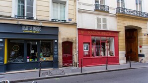 Vista de la calle con una tienda naturista y una boutique.