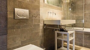 Apartment | Bathroom | Bathtub, towels, shampoo - Modern Studio - 2P - Passy / Tour Eiffel (Paris)