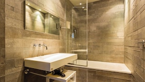 Apartment | Bathroom | Bathtub, towels, shampoo - Modern Studio - 2P - Passy / Tour Eiffel (Paris)