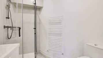 Appartement | Badkamer | Een haardroger, handdoeken, shampoo