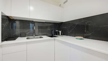 Appartement | Privékeuken | Een koelkast, een microgolfoven, een kookplaat