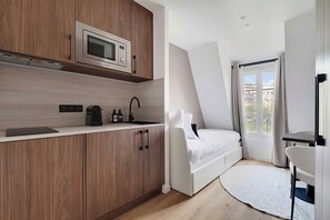 Apartment | 1 bedroom, laptop workspace, iron/ironing board, bed sheets - Bright and Modern Studio - 2P - Passy (Paris)