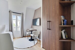 Apartment | 1 bedroom, laptop workspace, iron/ironing board, bed sheets - Bright and Modern Studio - 2P - Passy (Paris)