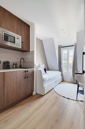 Apartment | 1 bedroom, laptop workspace, iron/ironing board, bed sheets - Bright and Modern Studio - 2P - Passy (Paris)