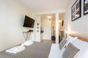 1 bedroom, laptop workspace, iron/ironing board, bed sheets - Magnificent Studio - 2P - Moulin Rouge (Paris)