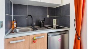 A compact kitchen with a sink, a dishwasher, and a cabinet. - Beautiful Studio 1 - Edouard Vaillant (Pantin)