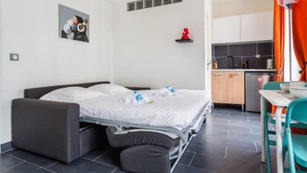 A compact room with a bed, a small kitchenette, and a dining area. - Beautiful Studio 1 - Edouard Vaillant (Pantin)