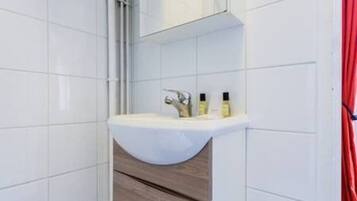 Apartment | Bathroom | Hair dryer, towels, shampoo