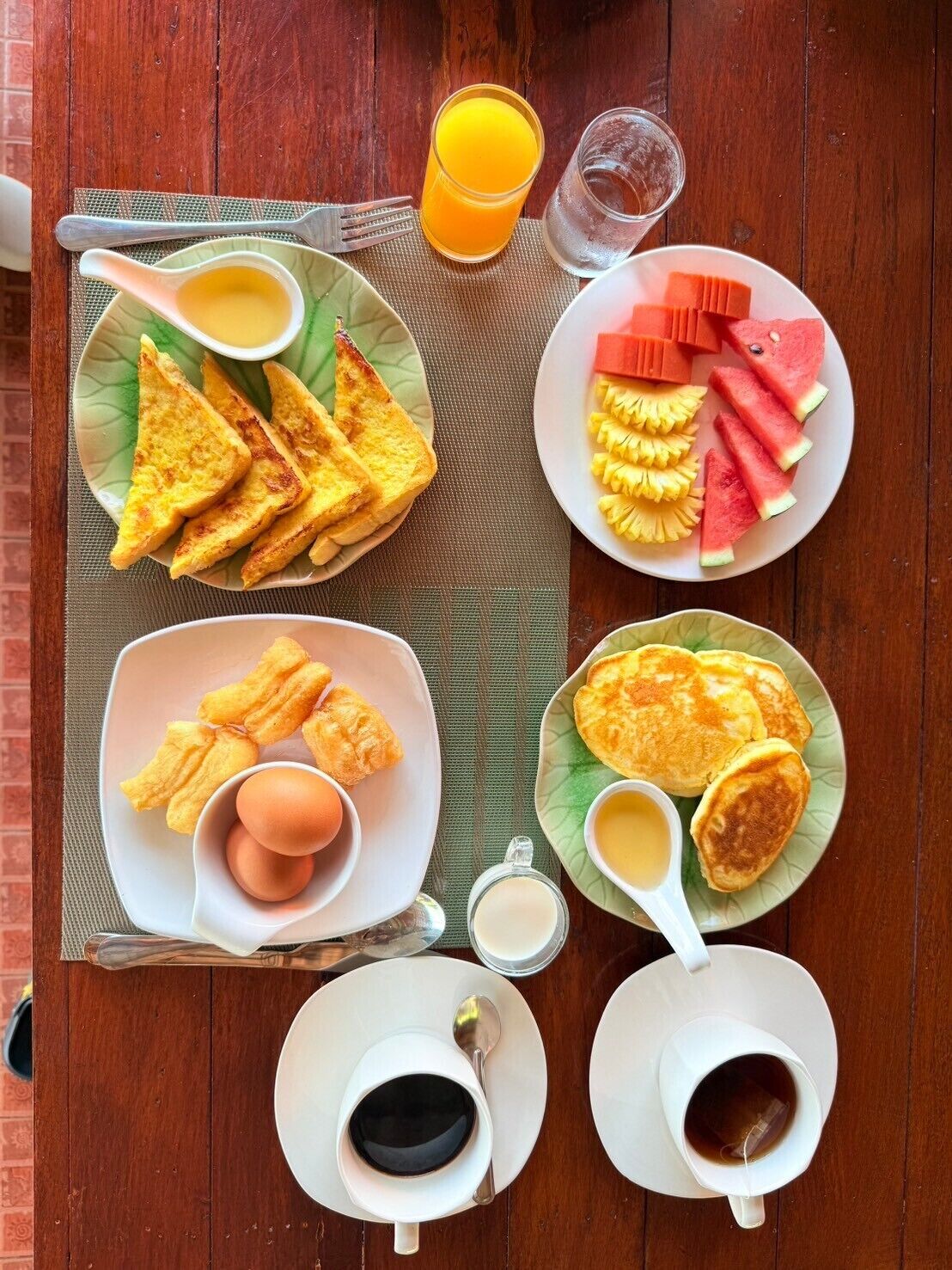 Daily continental breakfast (THB 400 per person)