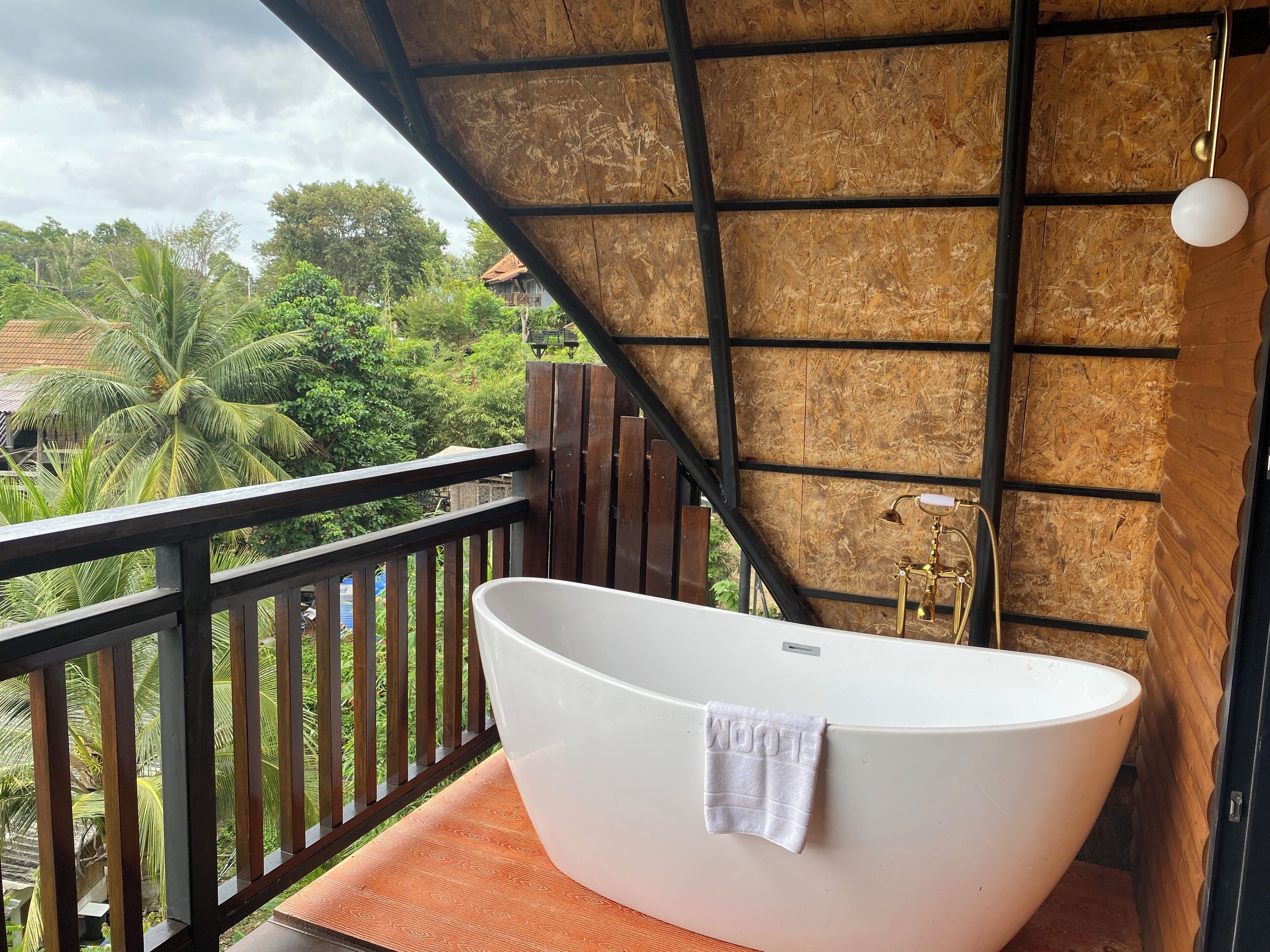 Deep-soaking bathtub