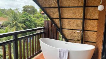 Deep-soaking bathtub