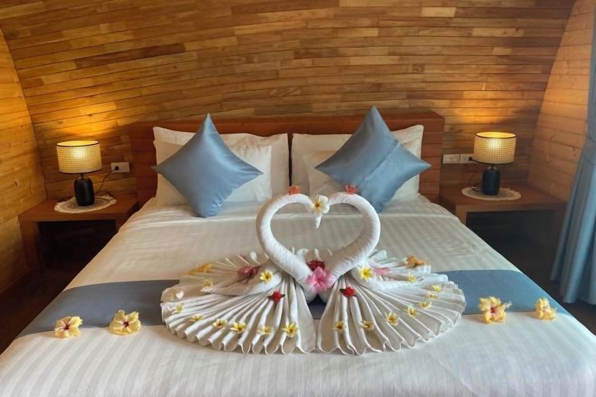 Premium bedding, minibar (some free items), in-room safe